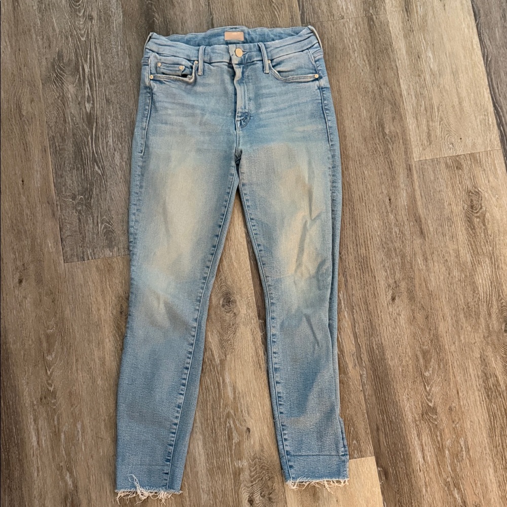 MOTHER Light Wash Skinny Jeans in Faded Blue
